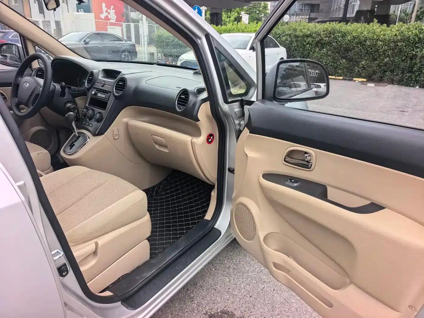 Carens 2011 2.0L 7-seater Automatic Deluxe Edition — миниатюра 12
