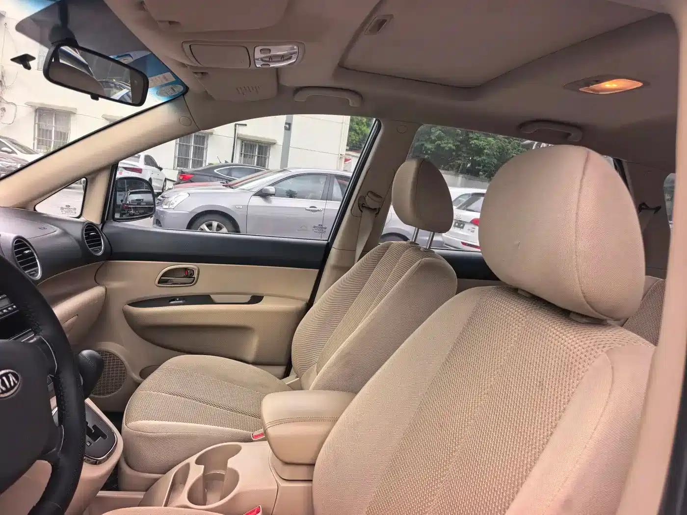 Carens 2011 2.0L 7-seater Automatic Deluxe Edition — миниатюра 14