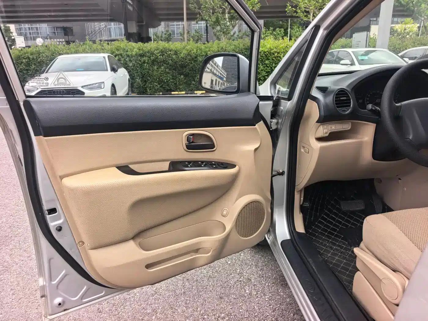 Carens 2011 2.0L 7-seater Automatic Deluxe Edition — миниатюра 16