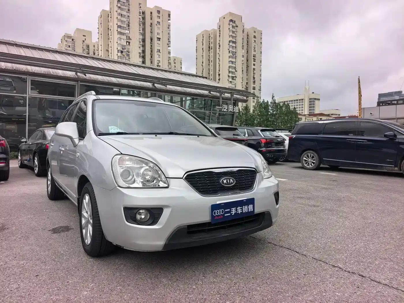 Carens 2011 2.0L 7-seater Automatic Deluxe Edition — миниатюра 3