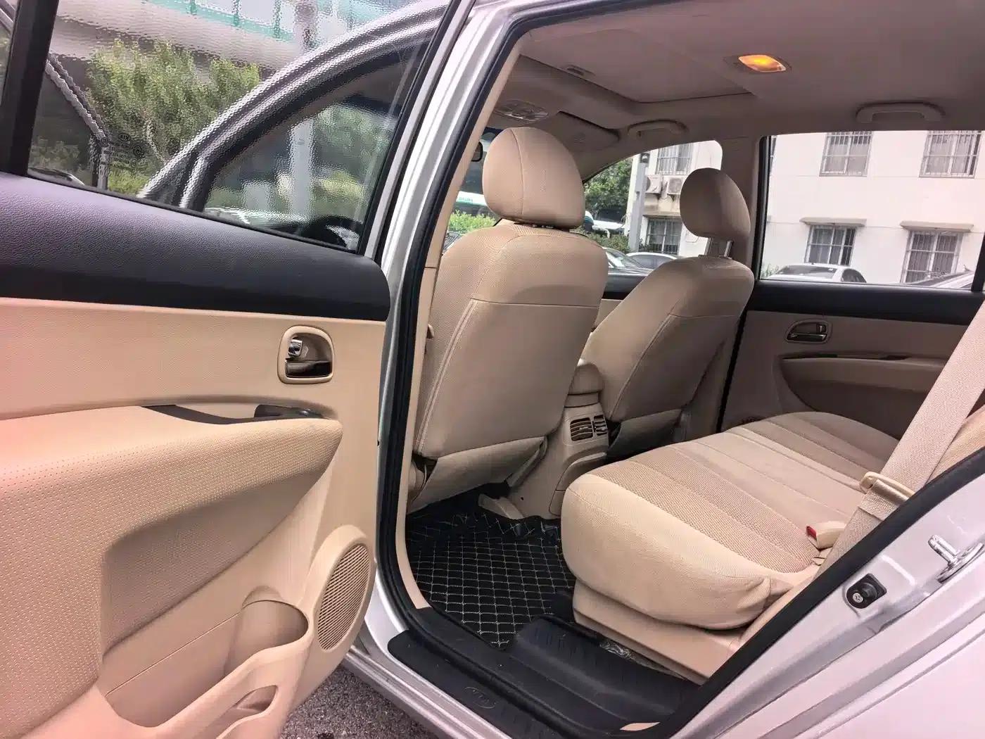 Carens 2011 2.0L 7-seater Automatic Deluxe Edition — миниатюра 21