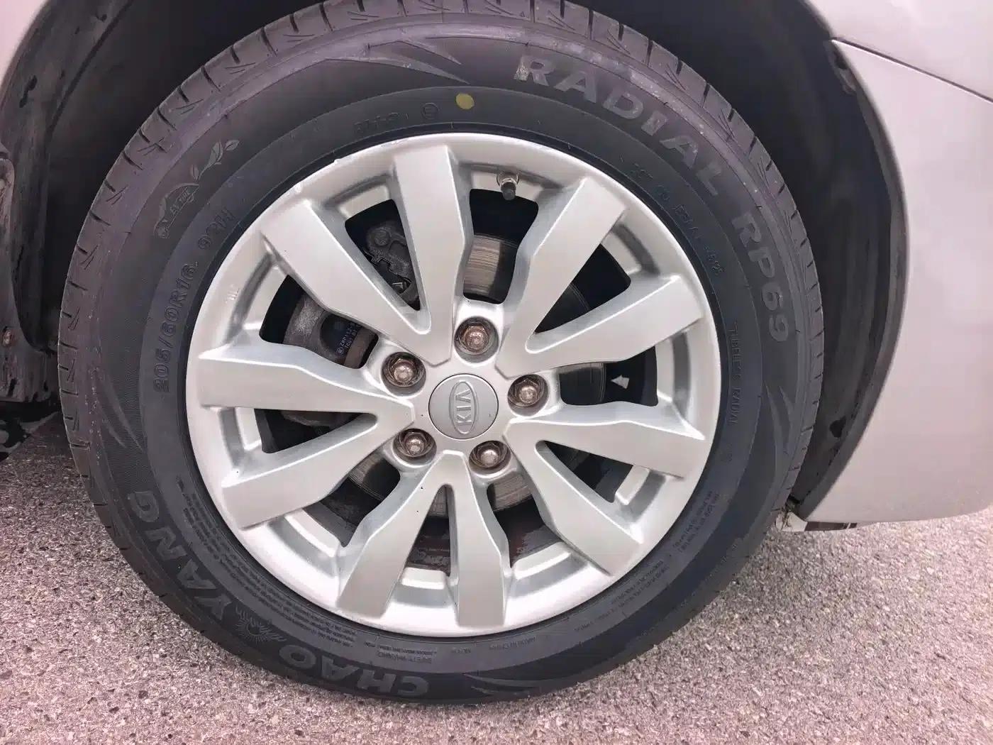 Carens 2011 2.0L 7-seater Automatic Deluxe Edition — миниатюра 10