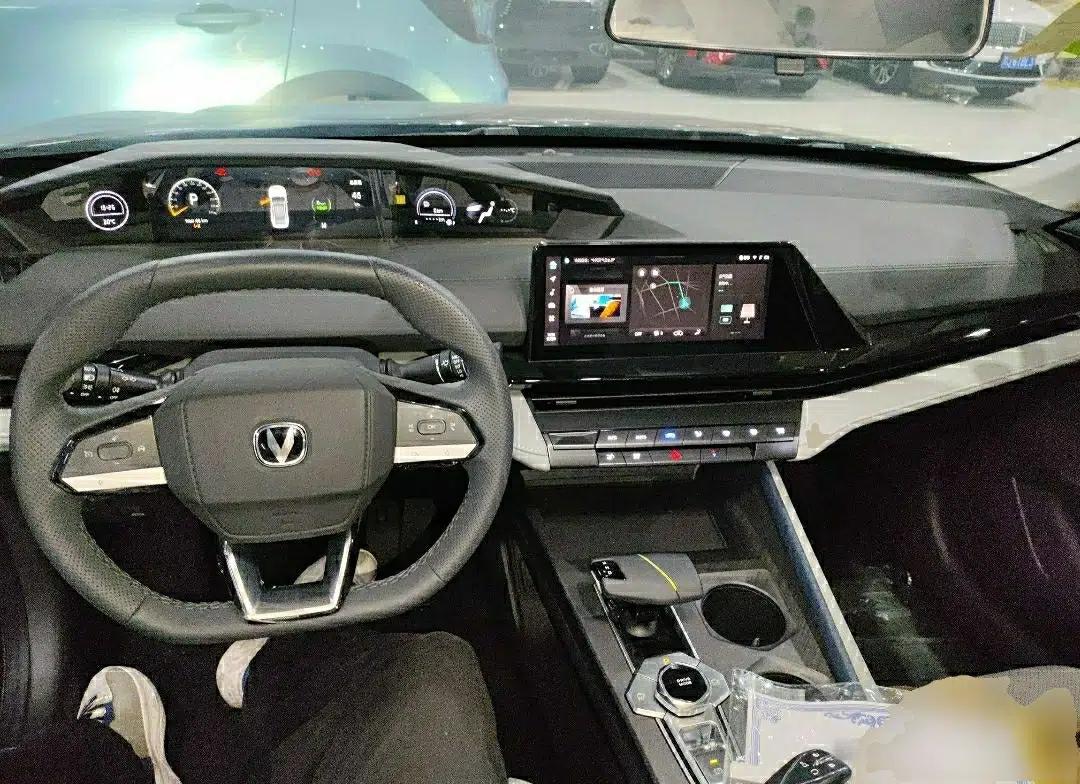 CHANGAN UNI-V iDD 2023 ZhiDian iDD 1.5T 113km Smart & Fun Version — миниатюра 13