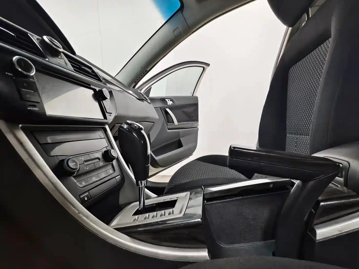 Roewe 550 2013 Classic Edition 550 1.8L Automatic Fashion Model — миниатюра 11