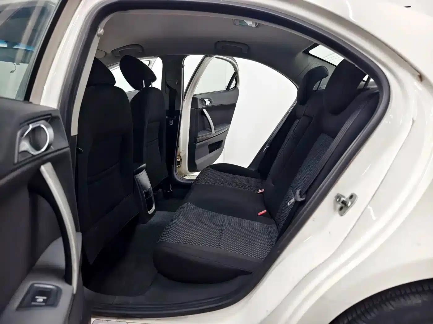 Roewe 550 2013 Classic Edition 550 1.8L Automatic Fashion Model — миниатюра 12