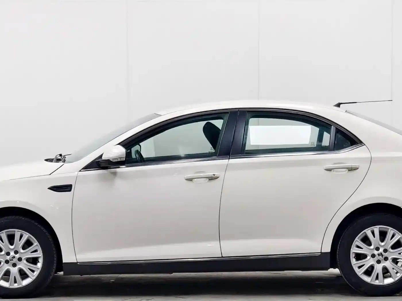 Roewe 550 2013 Classic Edition 550 1.8L Automatic Fashion Model — миниатюра 7