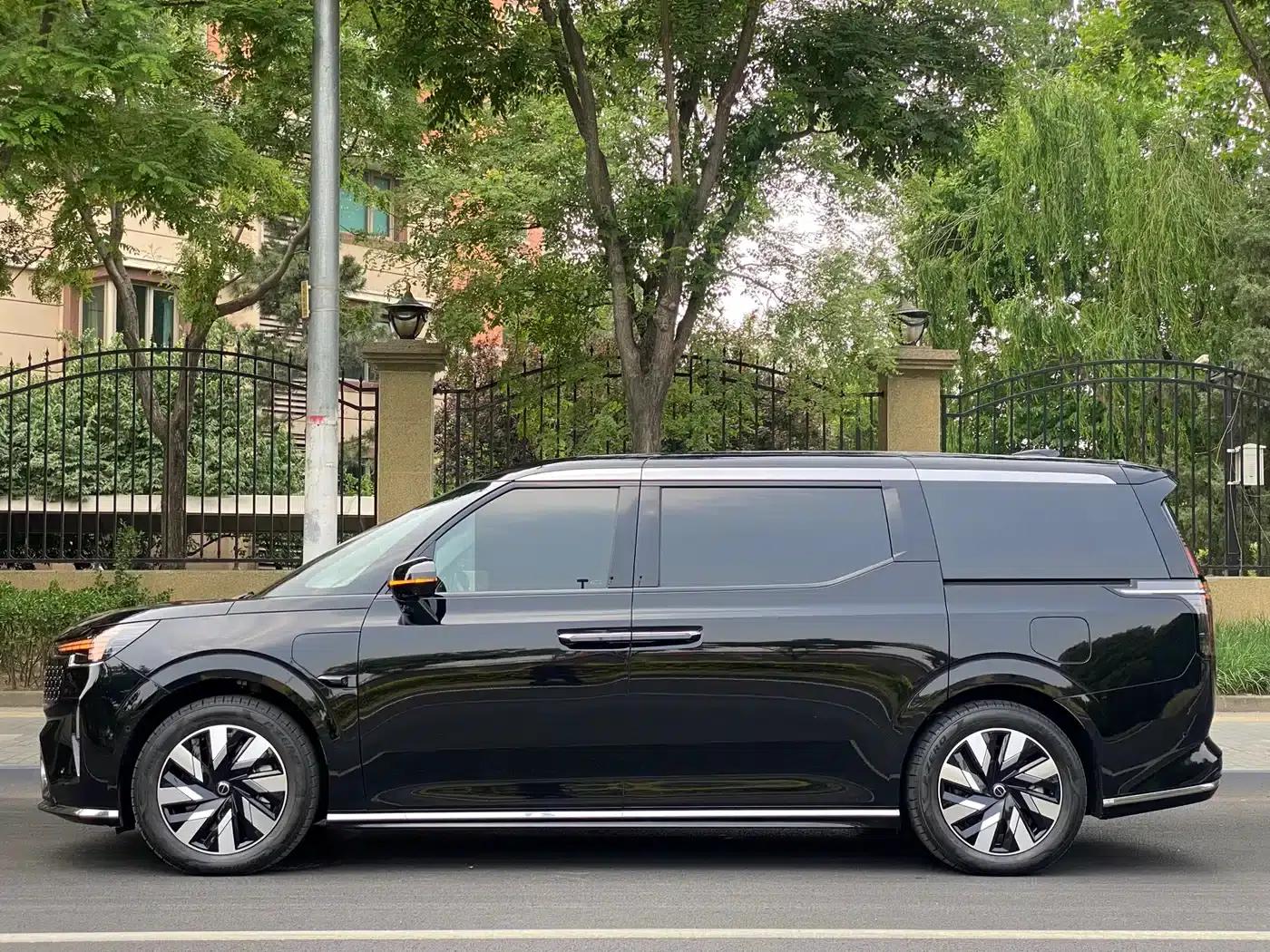 Volvo EM90 2025 Ultra 6-seater — миниатюра 2