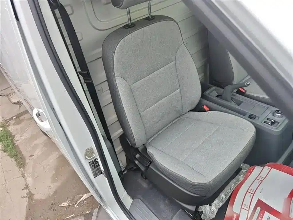 Wuling Yangguang 2024 Model 230km Practical Sealed Window Version 60kW — миниатюра 25