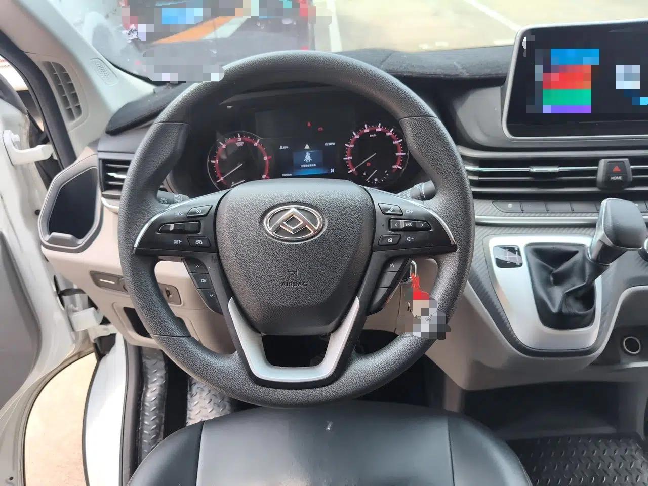 SAIC MAXUS Xintu V90 2022 2.0T AMT Yunjie Front-Wheel-Drive Short Wheelbase Mid-Roof Design with Single Rear Tire and 6 Seats — миниатюра 11