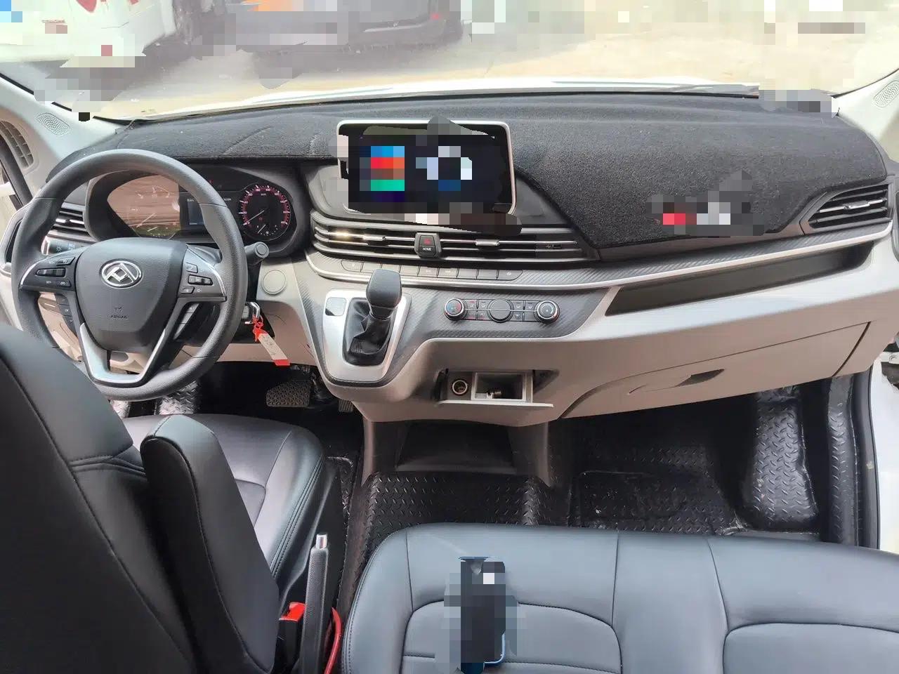 SAIC MAXUS Xintu V90 2022 2.0T AMT Yunjie Front-Wheel-Drive Short Wheelbase Mid-Roof Design with Single Rear Tire and 6 Seats — миниатюра 10