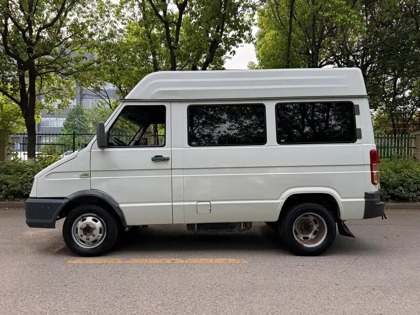 Iveco DeYi 2017 2.5T A35 Bus (5-7 Seats) 47Z5 — миниатюра 3