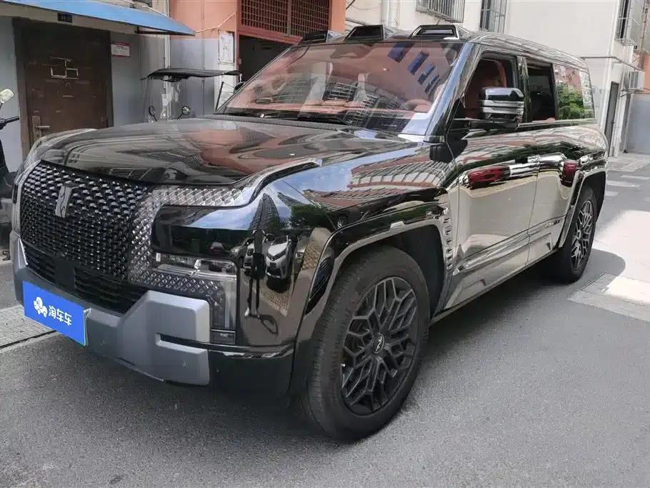 Looking up at the 2023 U8 Luxury Edition — миниатюра 1