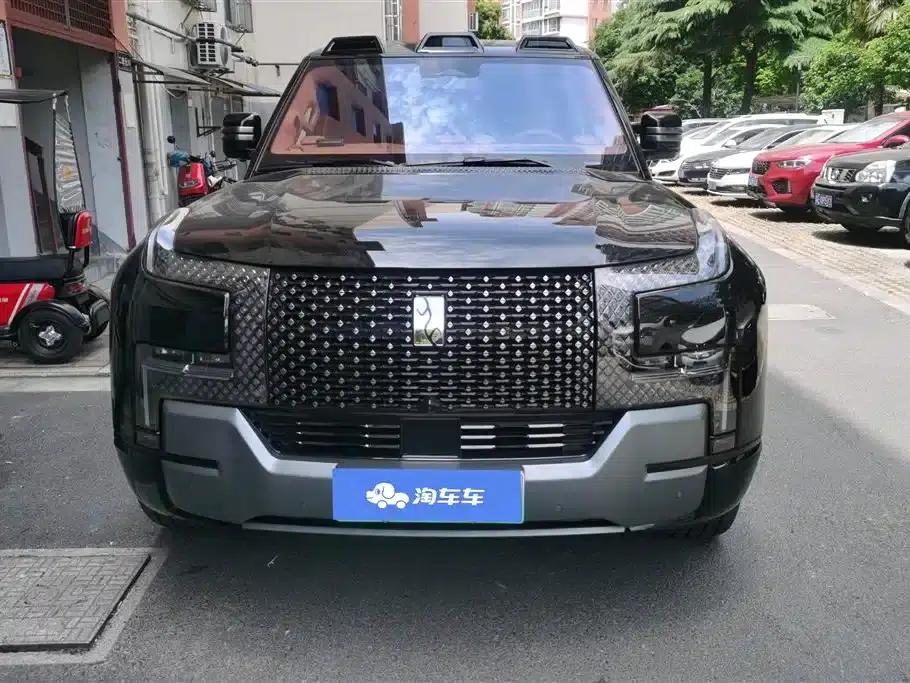 Looking up at the 2023 U8 Luxury Edition — миниатюра 2
