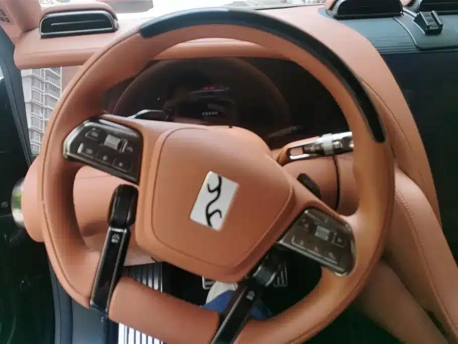 Looking up at the 2023 U8 Luxury Edition — миниатюра 15