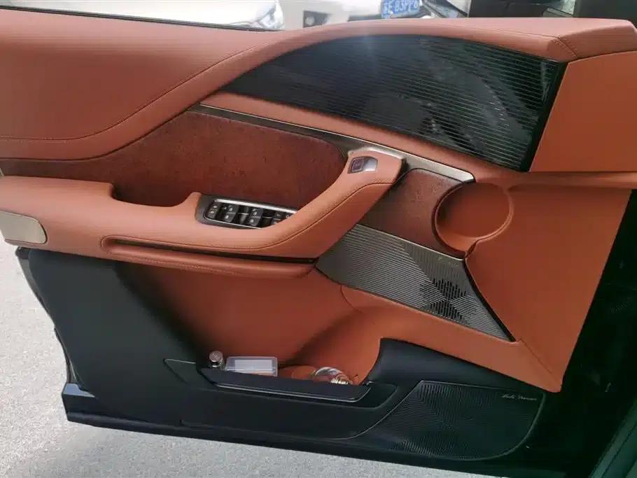Looking up at the 2023 U8 Luxury Edition — миниатюра 7