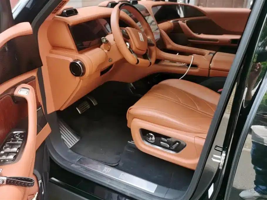 Looking up at the 2023 U8 Luxury Edition — миниатюра 9
