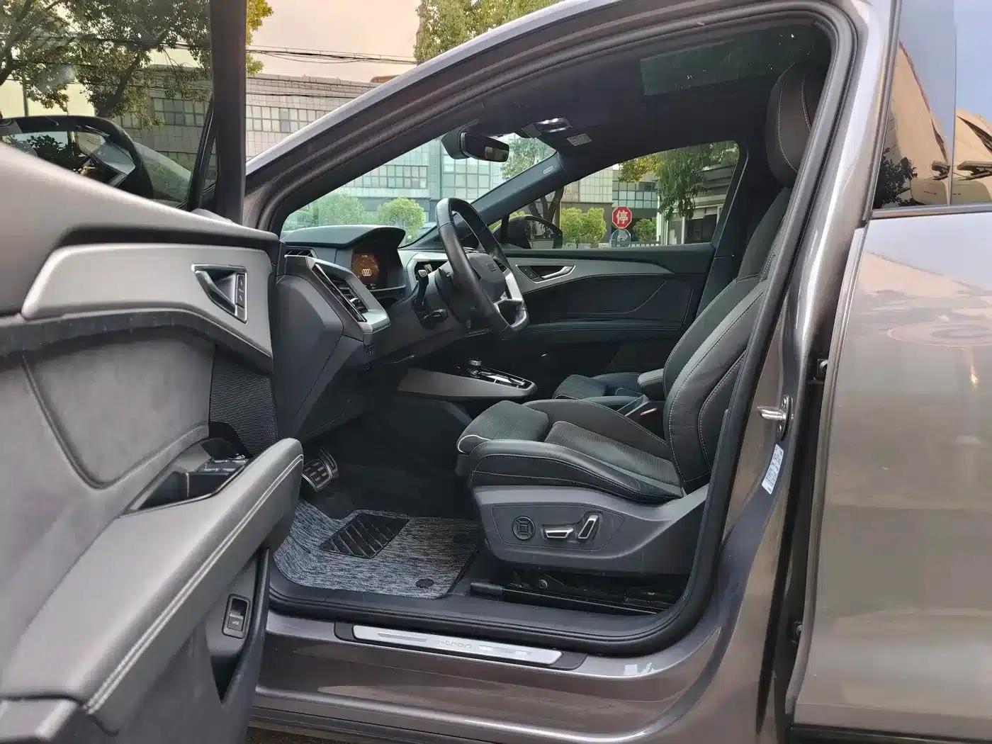 Audi Q5 e-tron 2022 Model 40 e-tron Star Edition Mech Suit — миниатюра 4