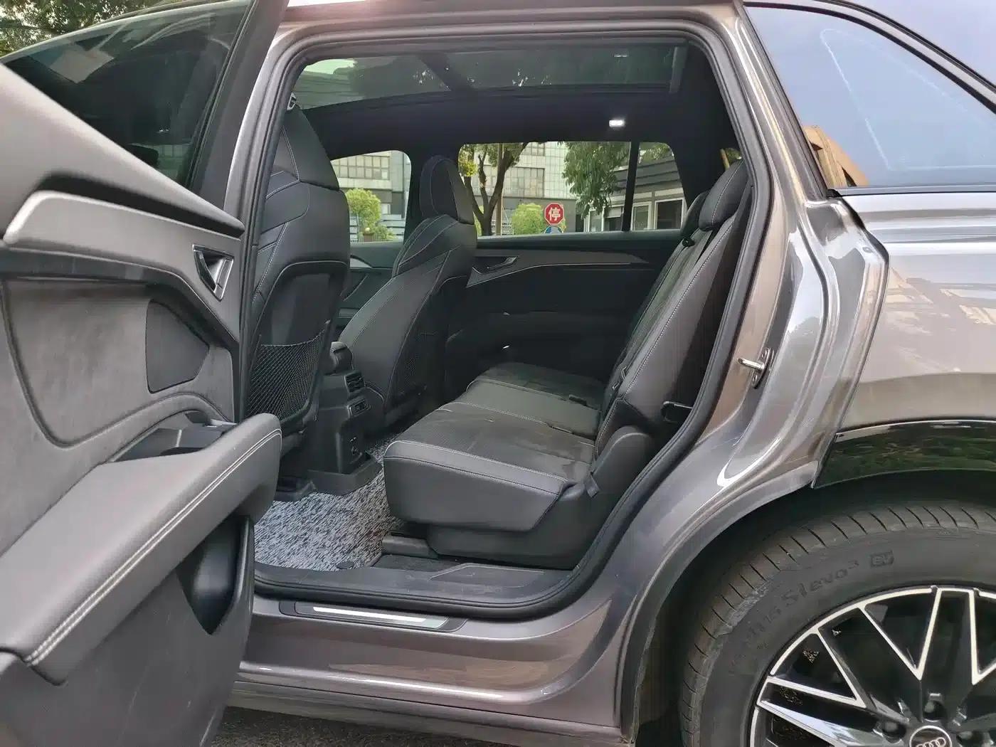 Audi Q5 e-tron 2022 Model 40 e-tron Star Edition Mech Suit — миниатюра 5