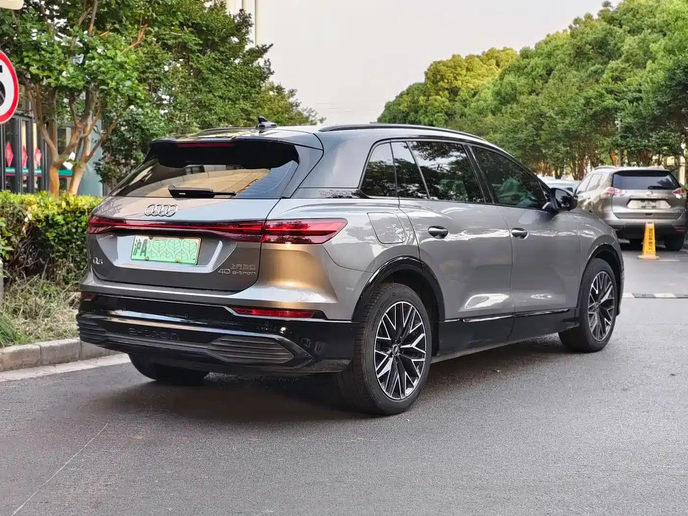 Audi Q5 e-tron 2022 Model 40 e-tron Star Edition Mech Suit — миниатюра 7