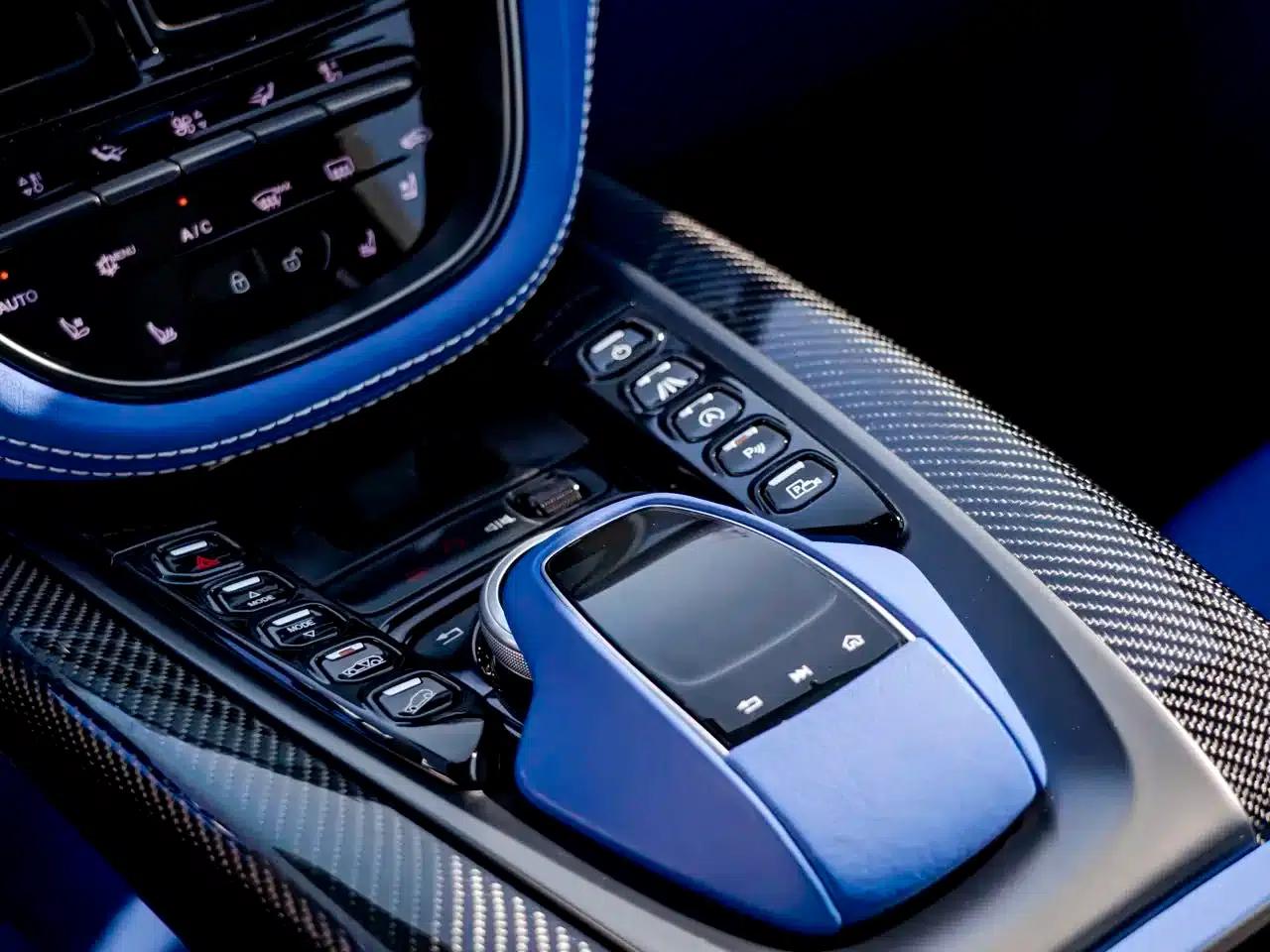 Aston Martin DBX 2021 4.0T V8: A Return to Simplicity — миниатюра 12