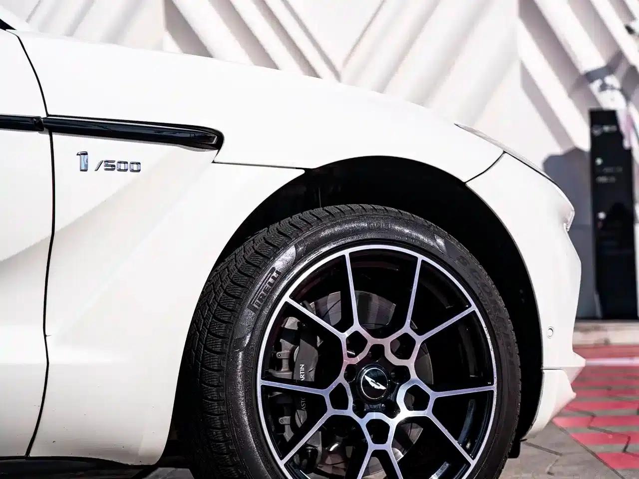 Aston Martin DBX 2021 4.0T V8: A Return to Simplicity — миниатюра 4