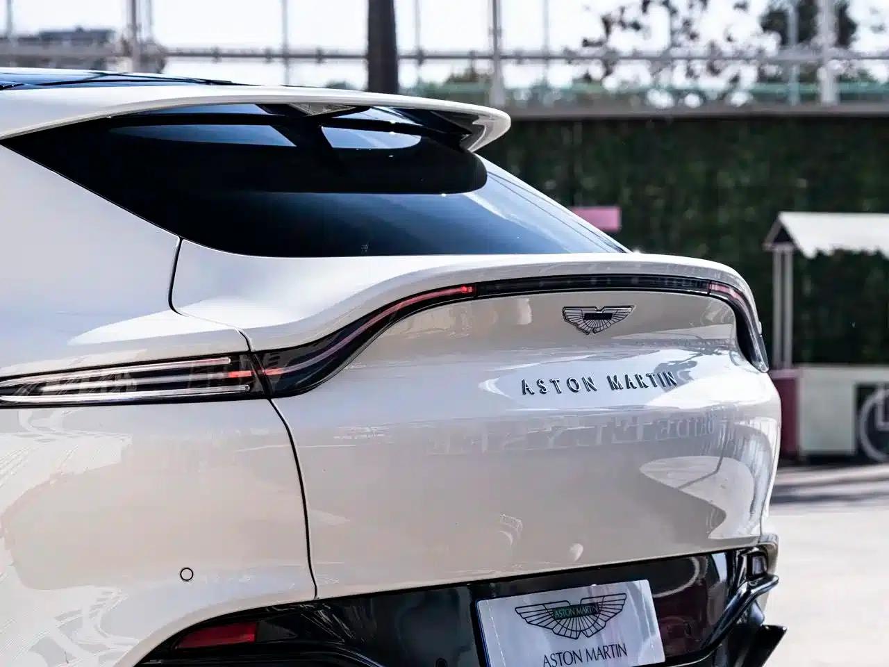 Aston Martin DBX 2021 4.0T V8: A Return to Simplicity — миниатюра 6