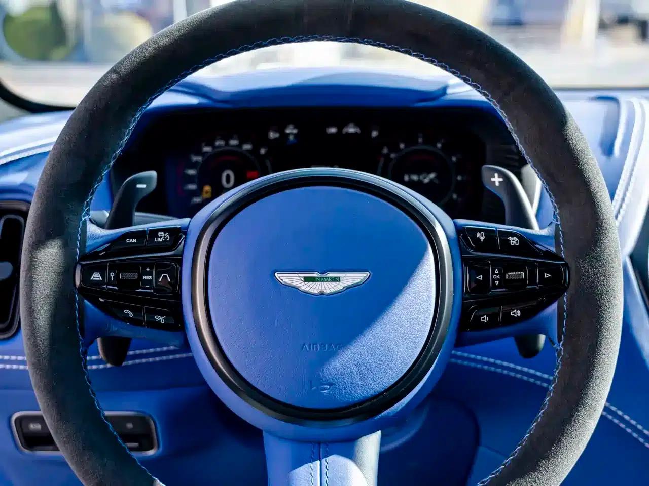 Aston Martin DBX 2021 4.0T V8: A Return to Simplicity — миниатюра 10