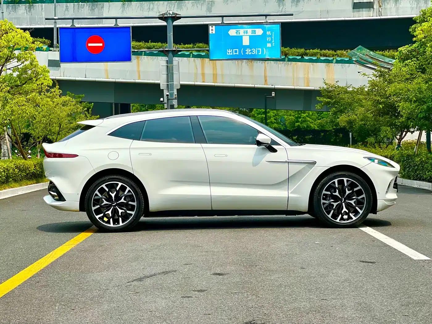 Aston Martin DBX 2022 3.0T STRAIGHT-SIX — миниатюра 5