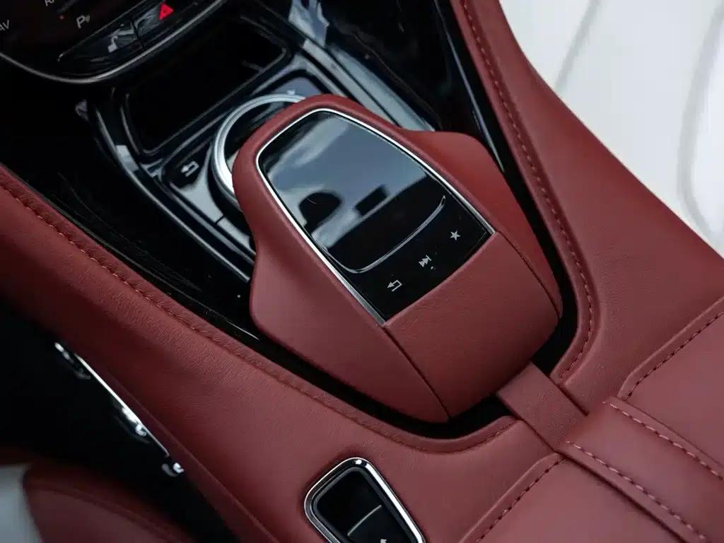 2019 Aston Martin DBS Superleggera V12 Coupe — миниатюра 13