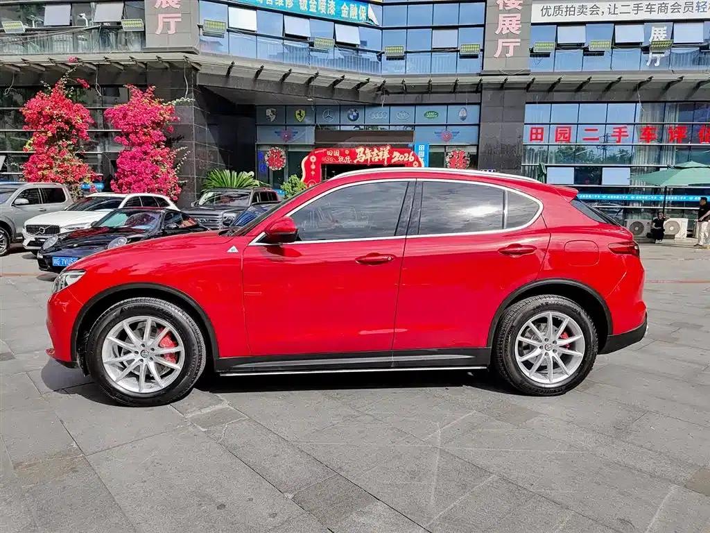 2017 Stelvio 2.0T 200HP Luxury Edition — миниатюра 3