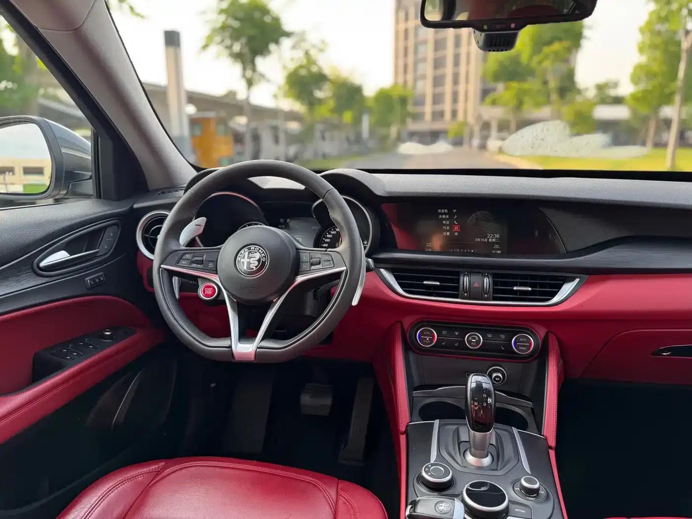 2017 Stelvio 2.0T 200HP Luxury Edition — миниатюра 18