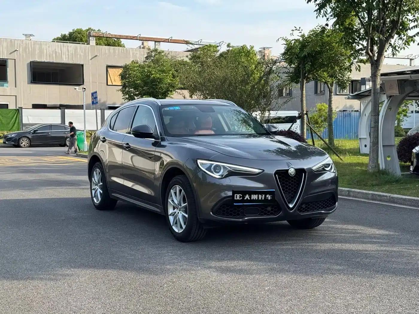 2017 Stelvio 2.0T 200HP Luxury Edition — миниатюра 3