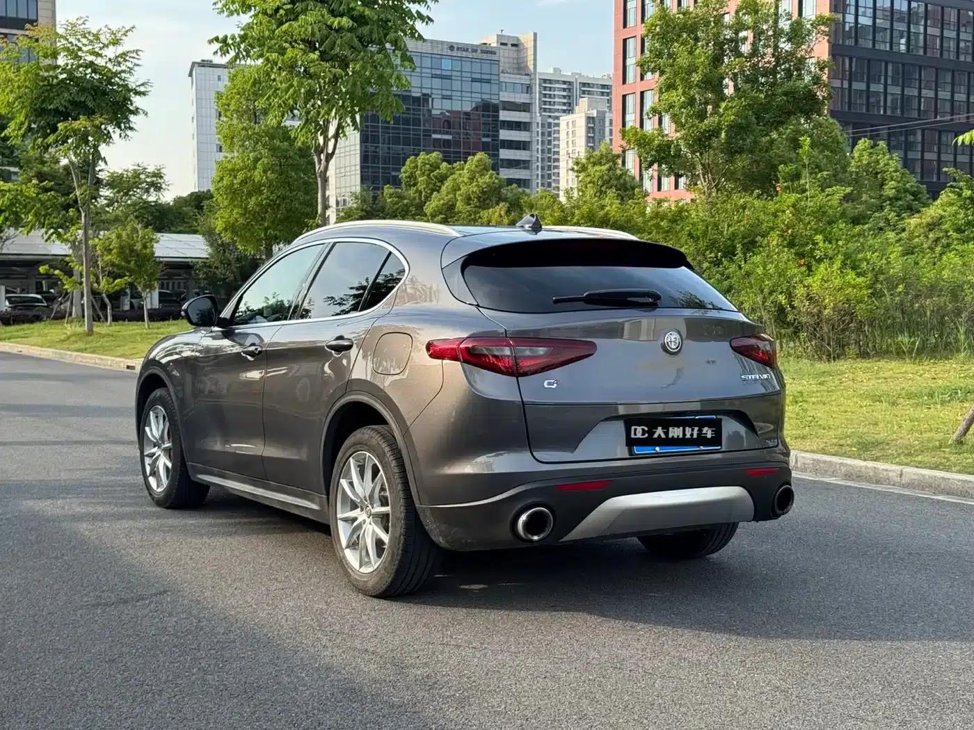 2017 Stelvio 2.0T 200HP Luxury Edition — миниатюра 4