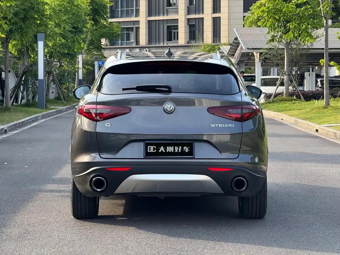 2017 Stelvio 2.0T 200HP Luxury Edition — миниатюра 5