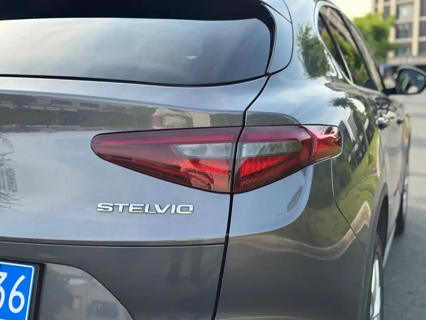 2017 Stelvio 2.0T 200HP Luxury Edition — миниатюра 8