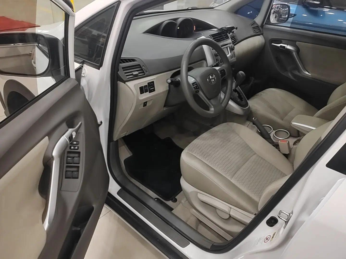 Toyota Verso 2015 180E CVT Crossover Edition — миниатюра 18