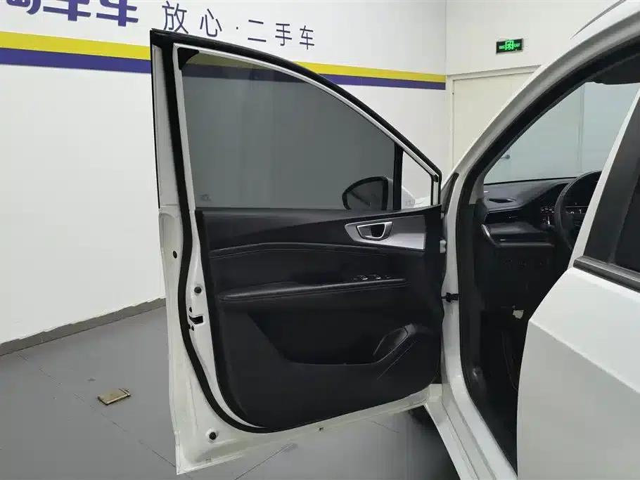 Wuling Jiachen 2022 1.5T Manual Light Enjoyment Vitality Edition — миниатюра 7