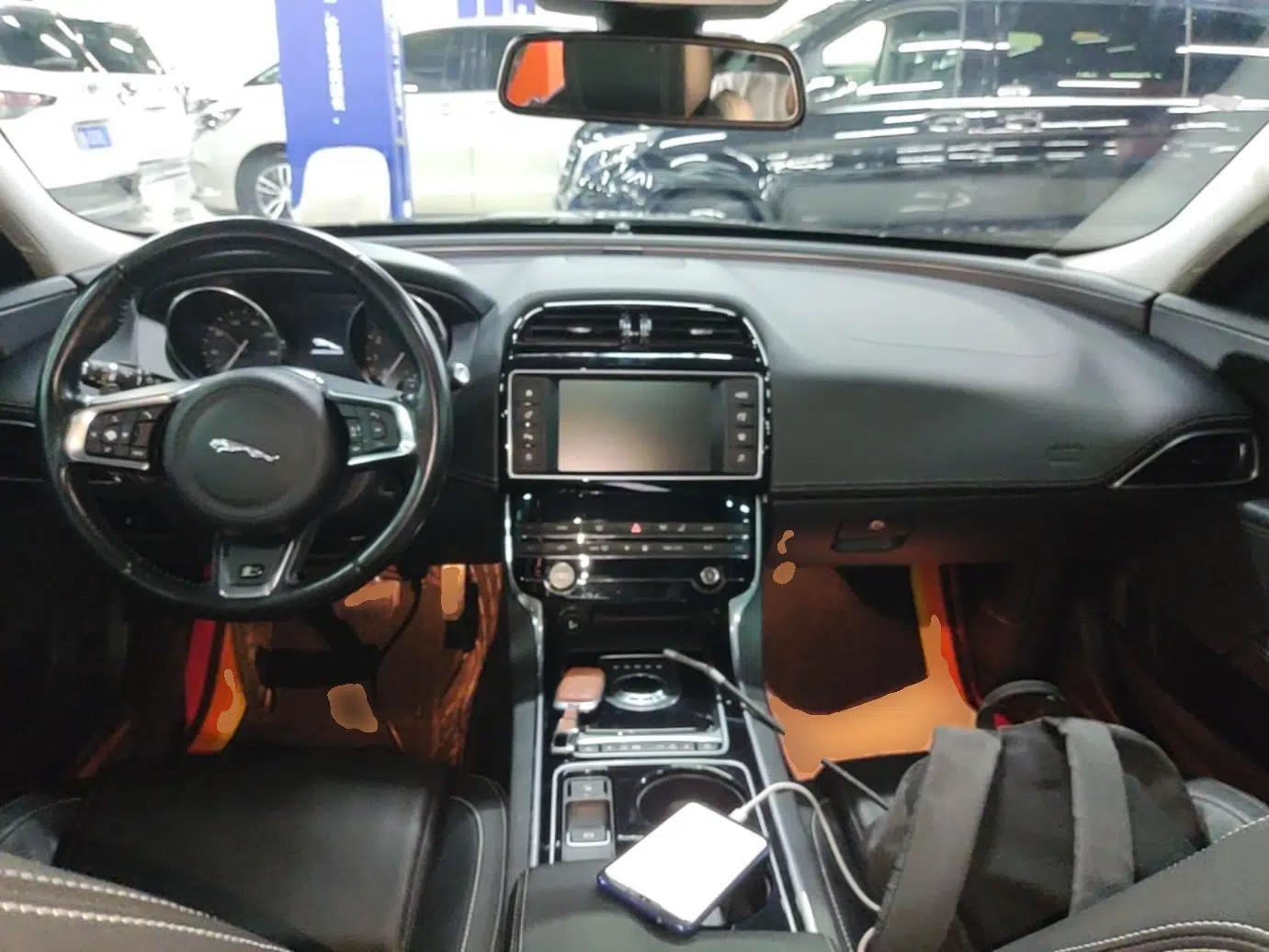 Jaguar XE 2017 2.0T 200 PS R-Sport — миниатюра 13