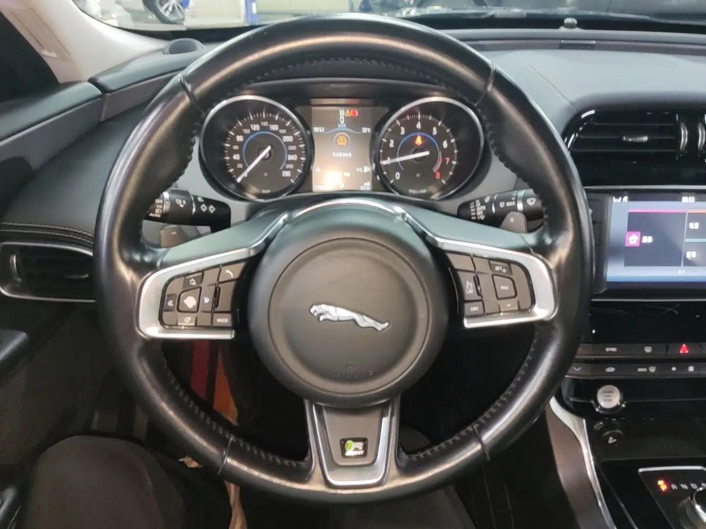 Jaguar XE 2017 2.0T 200 PS R-Sport — миниатюра 14