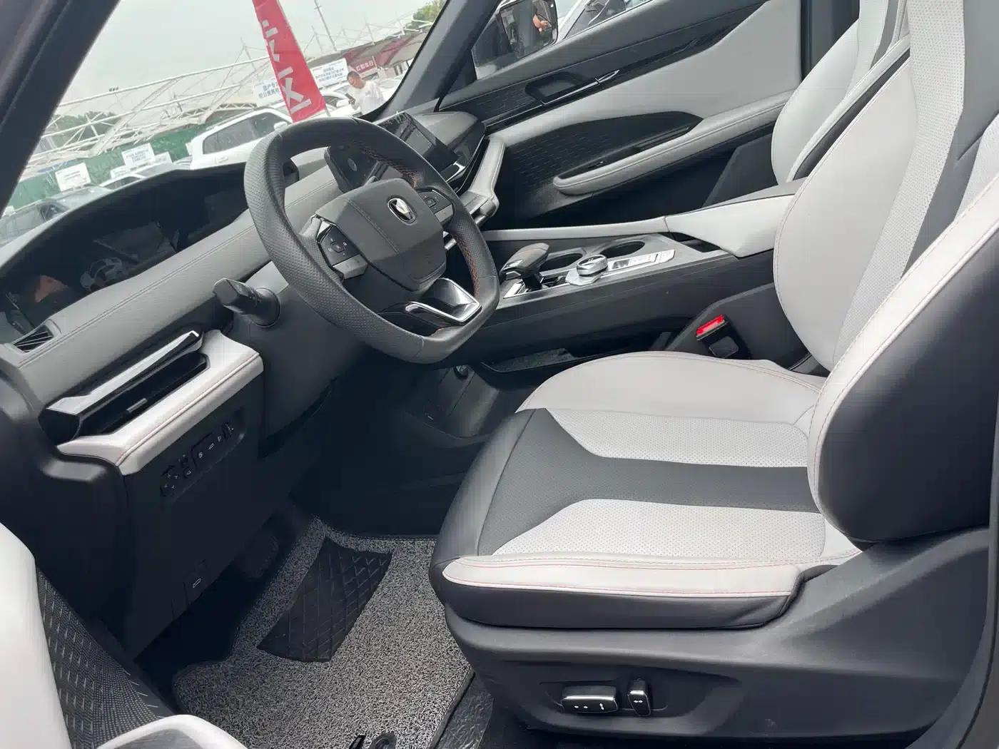 Changan UNI-V Smart Electric iDD 2024 Model, Blue Whale Smart Electric iDD, 136km/h, Smart Fun Edition — миниатюра 4