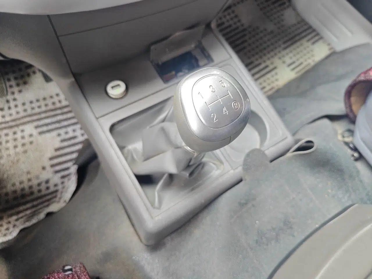 Jinbei Hiace 2018 2.0L Fifth-Generation Box Truck Standard Roof 2 Seats 4G21C — миниатюра 15