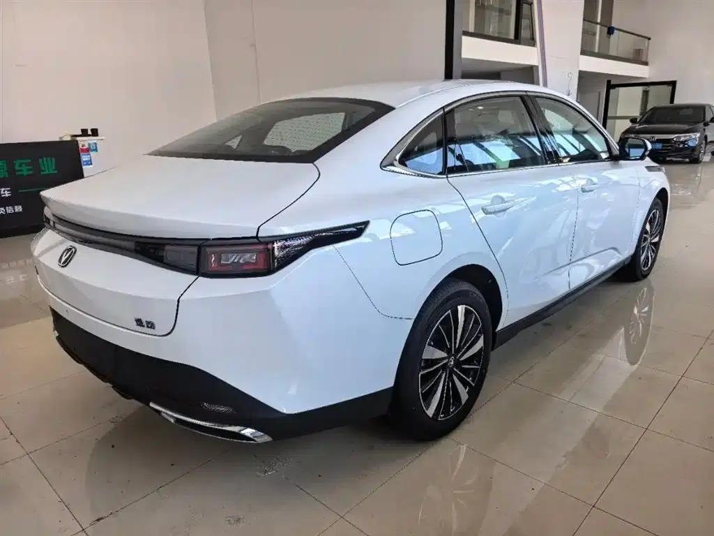 Changan Eado PHEV 2025 Smart Blue Whale 145KM High-Performance Edition — миниатюра 6