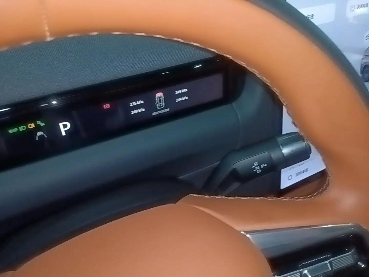 Geely Galaxy M9 2025 Model 210km Four-Wheel-Drive Leading Edition — миниатюра 17