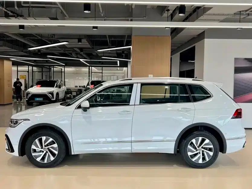 Tiguan L PHEV 2023 430PHEV Plug-in Hybrid Premium Edition — миниатюра 3