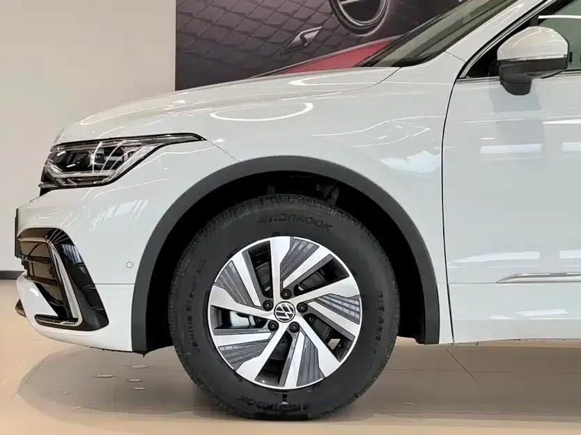Tiguan L PHEV 2023 430PHEV Plug-in Hybrid Premium Edition — миниатюра 4