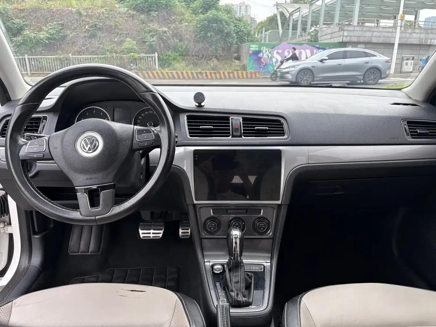 Volkswagen Lavida Cross 2014 1.6L Automatic — миниатюра 12