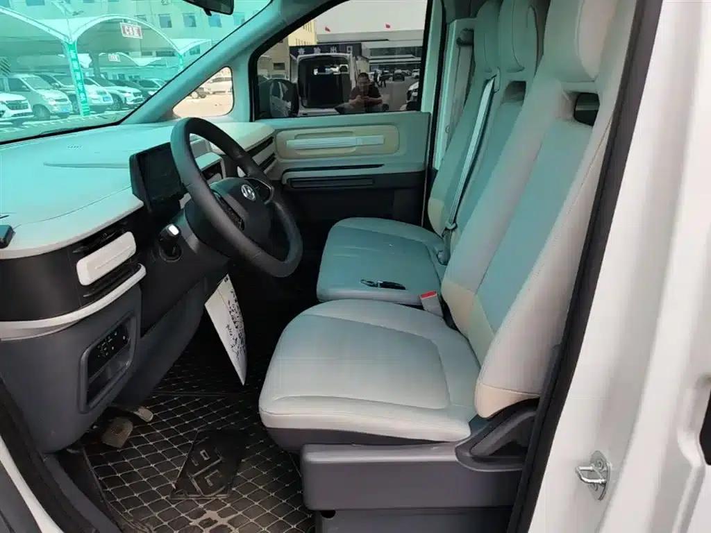 Dana V1 2025 Model V1+ Long Wheelbase High Roof Multi-functional Version (62kWh) — миниатюра 15