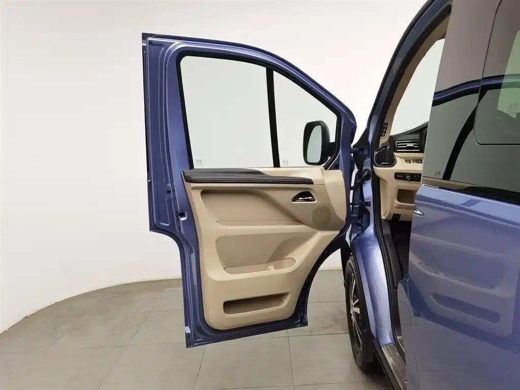 Xintu V70 2025 2.0T Automatic Short Wheelbase Low Roof Luxury Edition 7-Seater — миниатюра 8