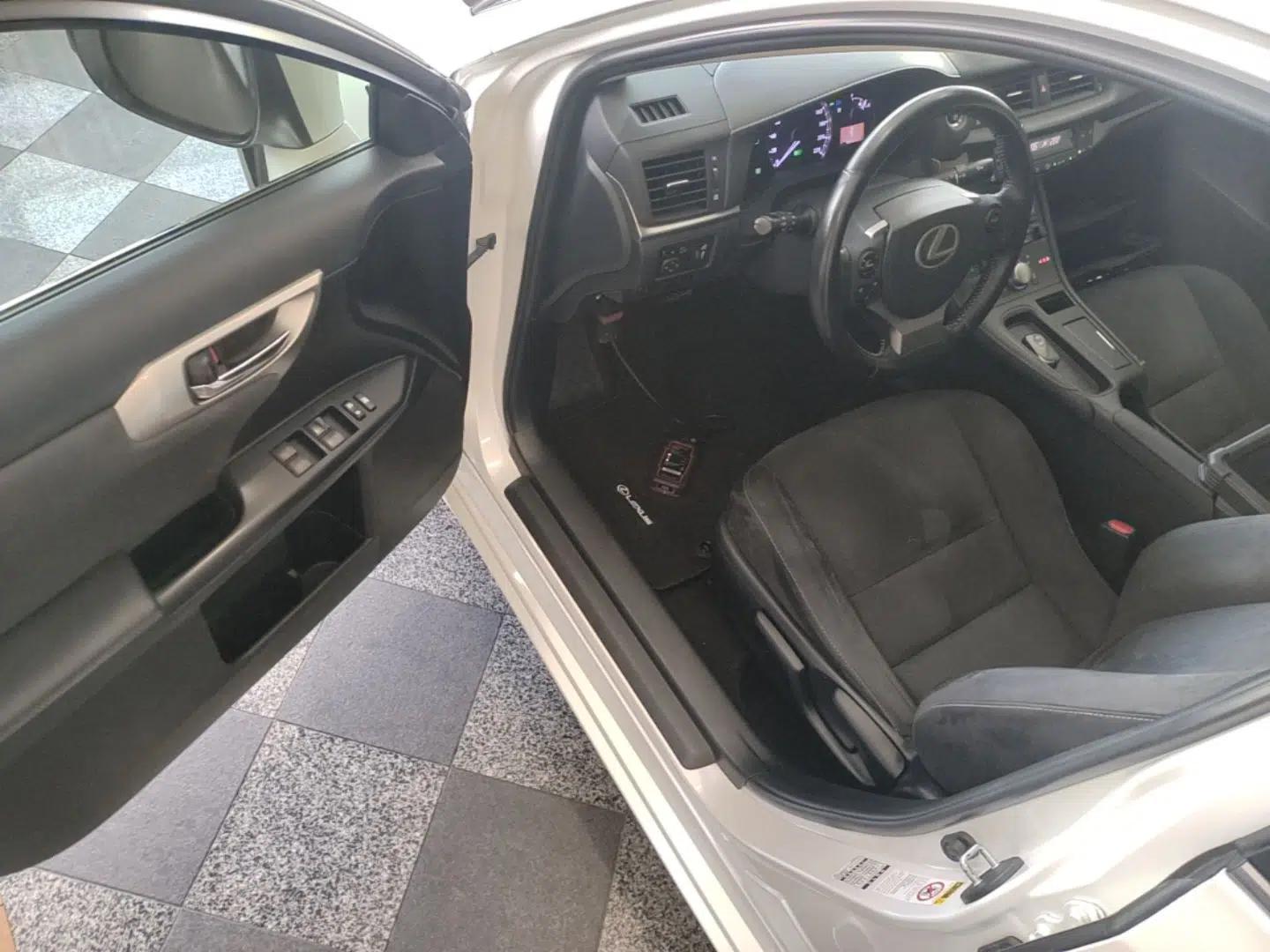 Lexus CT 2017 CT200h Elite Edition Solid Color China V Standard — миниатюра 19