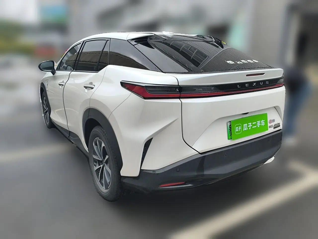 Lexus RZ 2023 450e All-Wheel Drive Luxury Edition — миниатюра 4
